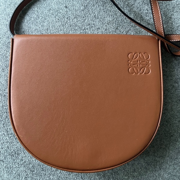 Authentic LOEWE Cross Body leather HEEL pouch/bag - Picture 2 of 7